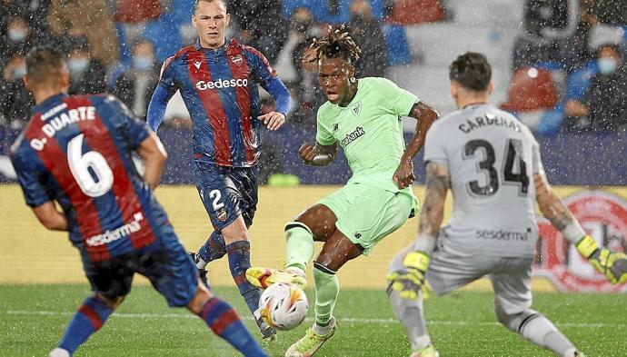Nico Williams, rodeado de jugadores rivales, en un partido ante el Levante. Foto: Efe