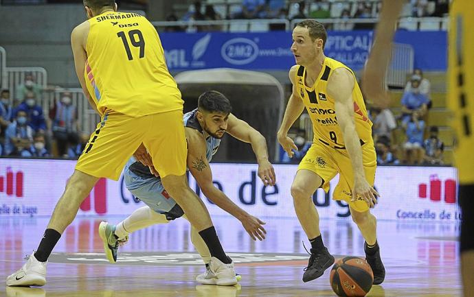 Huertas aprovecha el bloqueo de Shermadini, que no podrá jugar hoy, para avanzar hacia canasta en la visita al Breogán. Foto: ACB Photo/ C. Castro