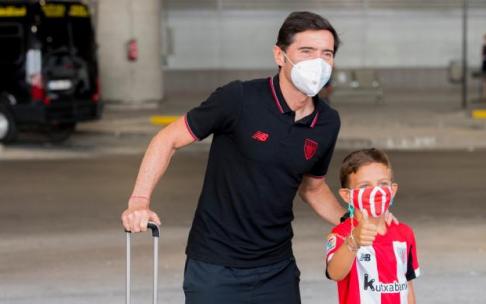 Marcelino García Toral posa con un joven aficionado en su llegada a Elche.