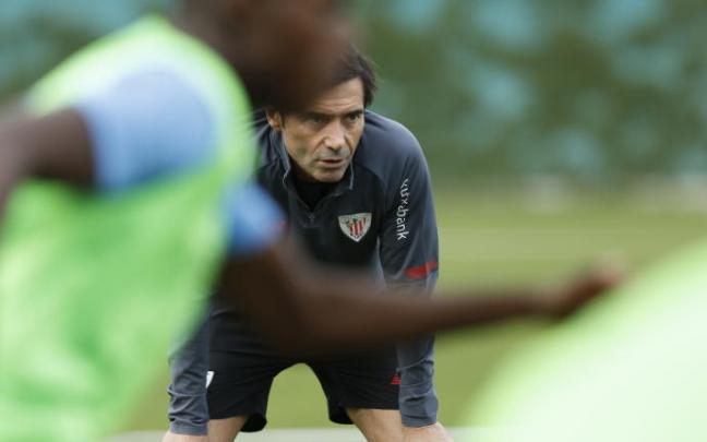 Marcelino observa a sus futbolistas durante la sesión vespertina de ayer en Lezama. Marcelino observa a sus futbolistas durante la sesión vespertina de ayer en Lezama.