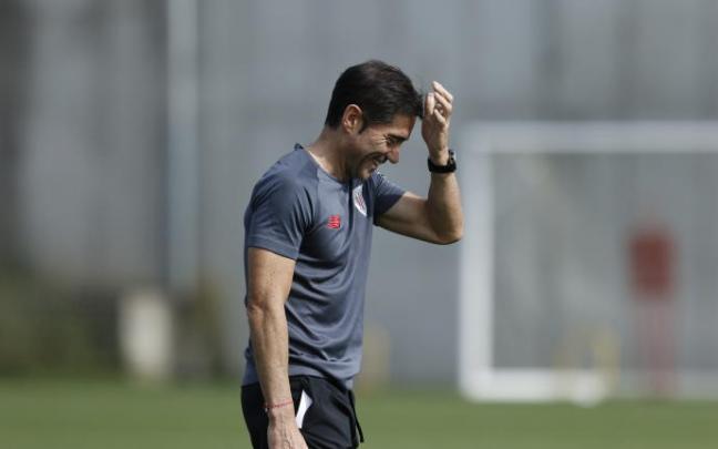 Marcelino, durante un entrenamiento de esta semana en Lezama Marcelino, durante un entrenamiento de esta semana en Lezama