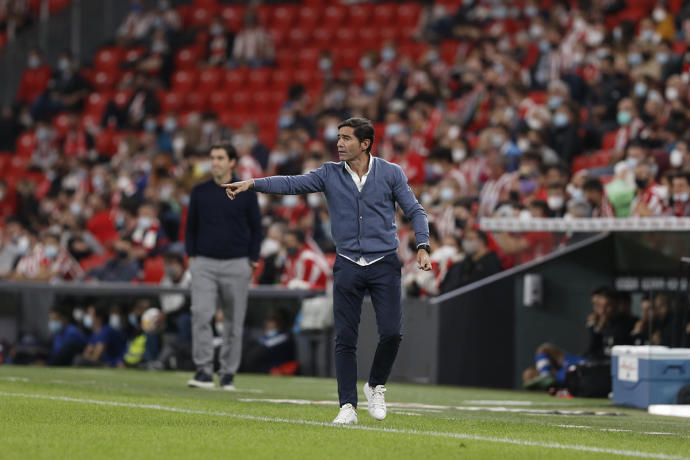 Marcelino da instrucciones a sus jugadores