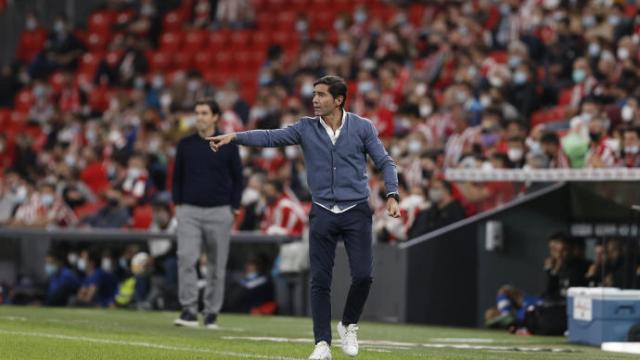 Marcelino da instrucciones a sus jugadores Marcelino da instrucciones a sus jugadores