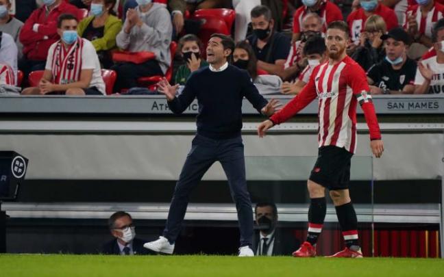 Marcelino da instrucciones a sus jugadores.