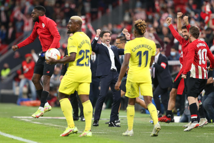 Marcelino celebra la victoria de ayer con Raúl García e Iker Muniain.