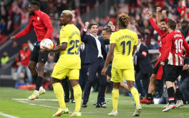 Marcelino celebra la victoria de ayer con Raúl García e Iker Muniain.