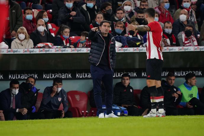 Marcelino da instrucciones a Unai Nuñez.