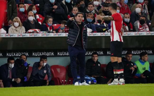 Marcelino da instrucciones a Unai Nuñez.