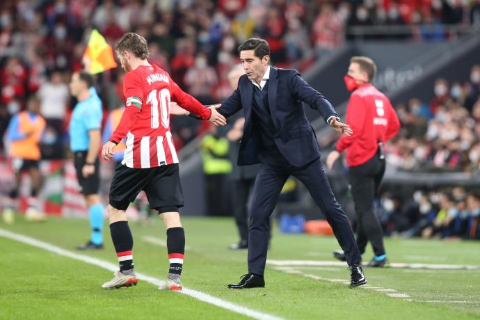 Iker Muniain y Marcelino García Toral se chocan las manos en el encuentro del pasado miércoles ante el Real Madrid.