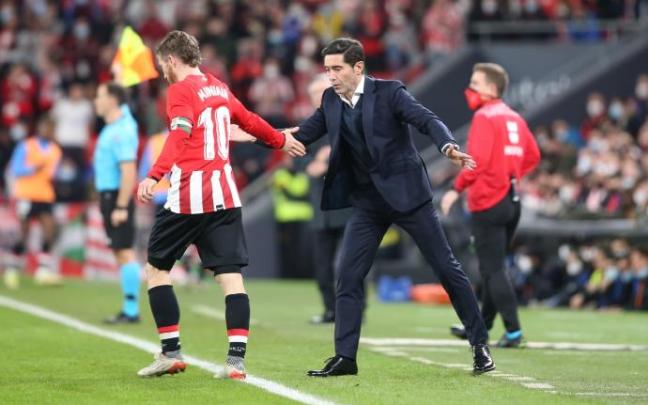 Marcelino saluda a Iker Muniain durante un partido del Athletic en San Mamés. Marcelino saluda a Iker Muniain durante un partido del Athletic en San Mamés.