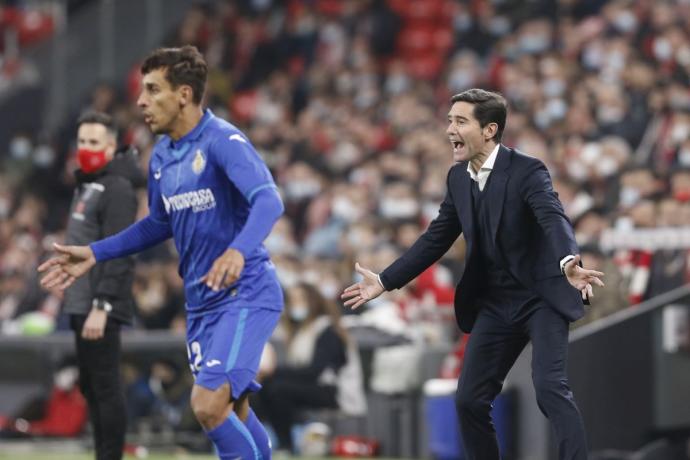 Marcelino arenga a sus jugadores en un momento del partido ante el Getafe.