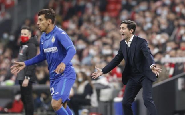 Marcelino arenga a sus jugadores en un momento del partido ante el Getafe.