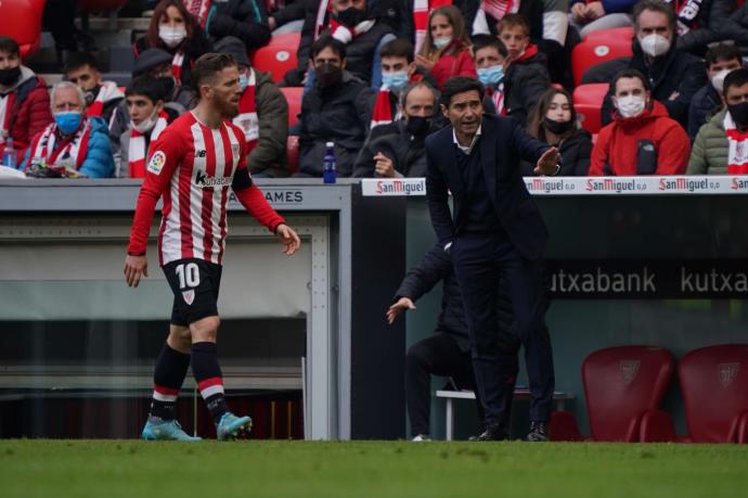 Marcelino García Toral da instrucciones a Iker Muniain durante el partido.