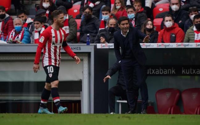 Marcelino García Toral da instrucciones a Iker Muniain durante el partido.