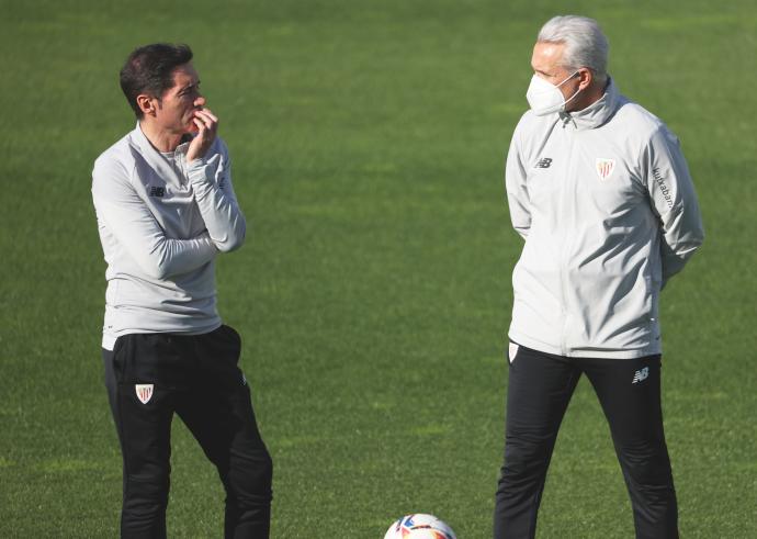 El técnico Marcelino García Toral y su ayudante, Rubén Uría, durante una sesión de entrenamiento en Lezama.