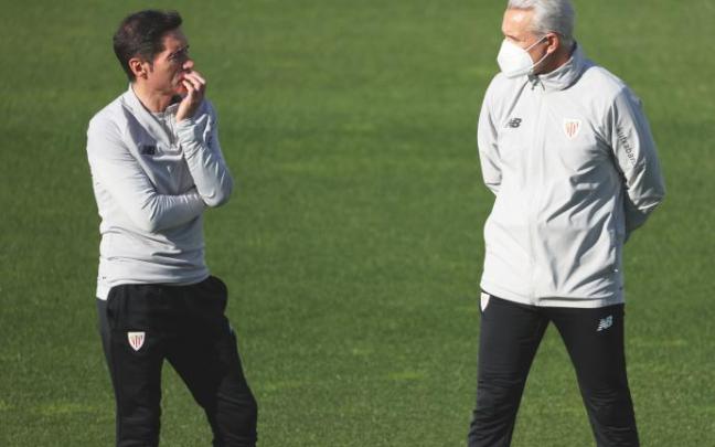 El técnico Marcelino García Toral y su ayudante, Rubén Uría, durante una sesión de entrenamiento en Lezama. El técnico Marcelino García Toral y su ayudante, Rubén Uría, durante una sesión de entrenamiento en Lezama.