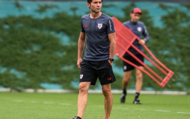 Marcelino, en un momento del entrenamiento de ayer en Lezama