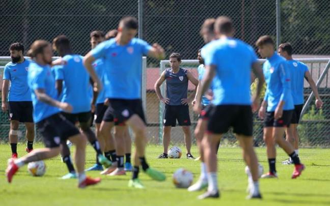 Marcelino supervisa el entrenamiento de los jugadores del Athletic en la concentración en Suiza Marcelino supervisa el entrenamiento de los jugadores del Athletic en la concentración en Suiza