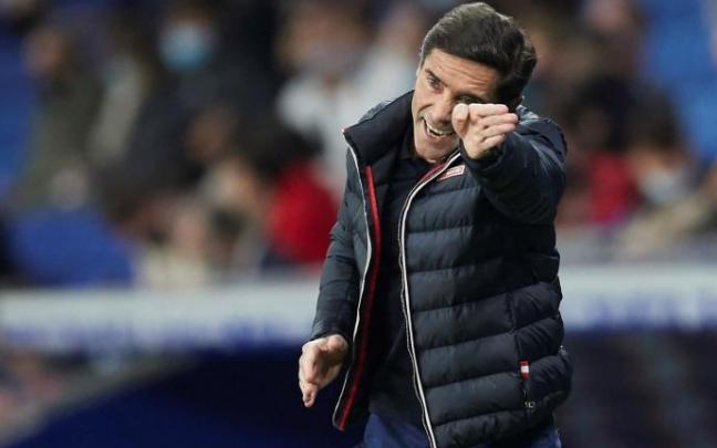 Marcelino García Toral da órdenes a sus jugadores en un momento del partido en el RCDE Stadium.