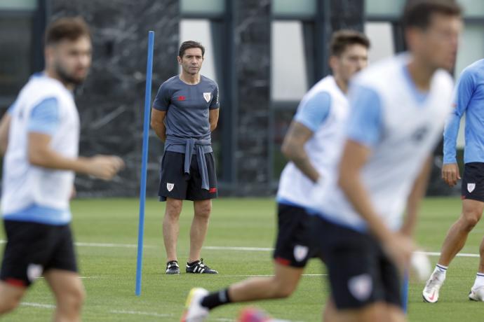 Marcelino observa a sus futbolistas durante un reciente entrenamiento del Athletic en Lezama.