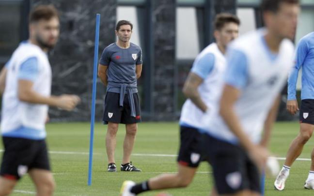Marcelino observa a sus futbolistas durante un reciente entrenamiento del Athletic en Lezama.