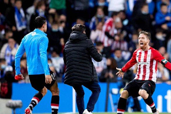 Marcelino celebra el gol con Muniain.