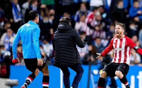 Marcelino celebra el gol con Muniain.