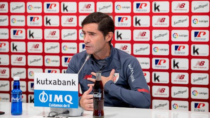 Marcelino responde a los periodistas antes del partido del Athletic ante el Valencia en Mestalla