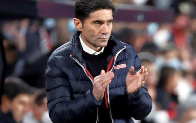 Marcelino García Toral aplaude a su equipo en un momento del partido.