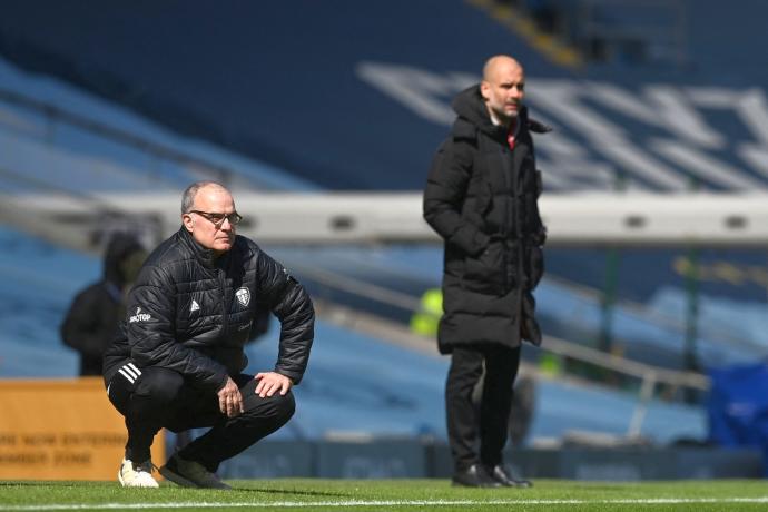 Marcelo Bielsa con Pep Guardiola en segundo plano durante el Manchester City-Leeds.