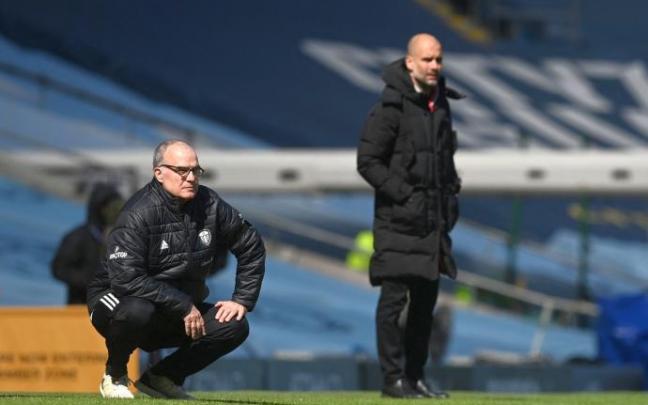 Marcelo Bielsa con Pep Guardiola en segundo plano durante el Manchester City-Leeds.