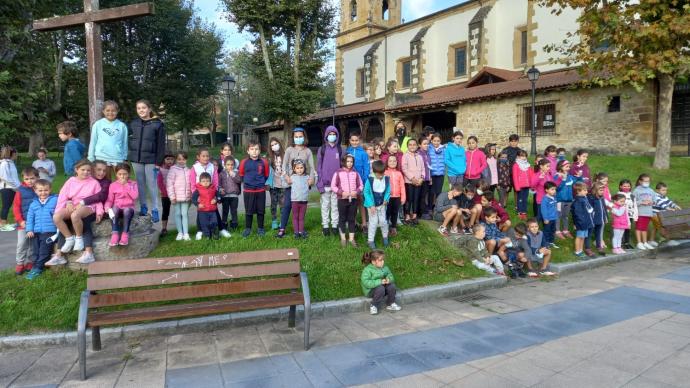 Los jóvenes que participaron en el recorrido, en Santa María de Getxo.