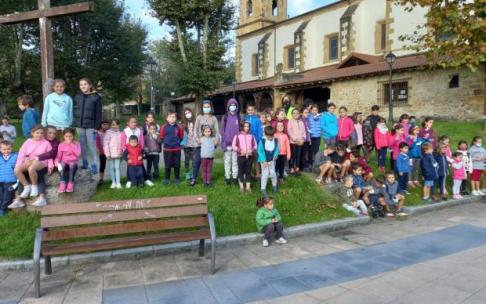 Los jóvenes que participaron en el recorrido, en Santa María de Getxo.