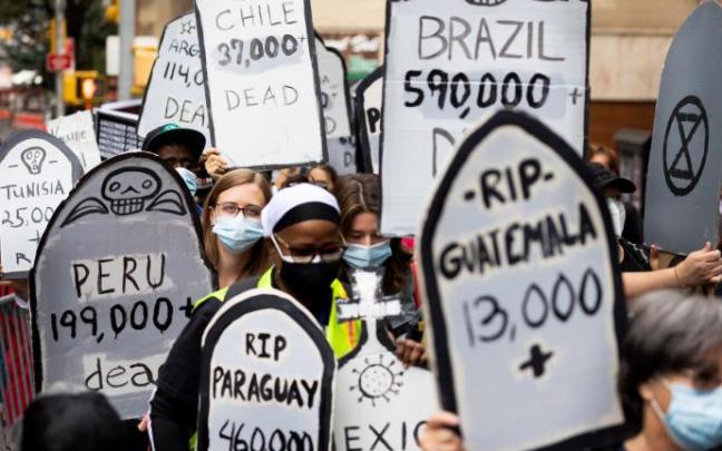 Marcha ante la sede de la Naciones Unidas en Nueva York reclamando a los líderes mundiales mayor acceso a la vacuna a los países pobres Marcha ante la sede de la Naciones Unidas en Nueva York reclamando a los líderes mundiales mayor acceso a la vacuna a los países pobres