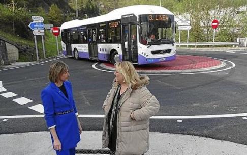 Oiarbide y la alcaldesa de Arrasate, ayer, en la rotonda. Foto: A.D.