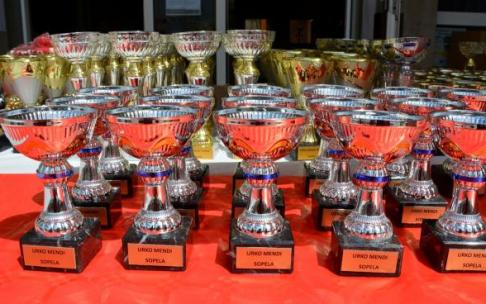 Urko Mendi Taldea siempre premia a los participantes. Urko Mendi Taldea siempre premia a los participantes.
