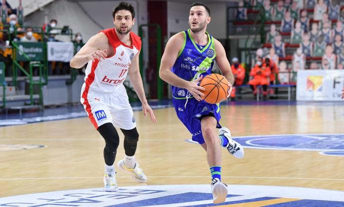 Spissu penetra a canasta en un partido con el Sassari.