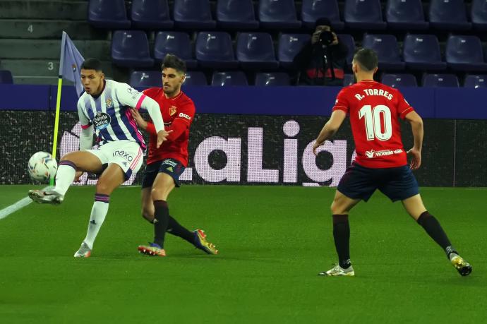 Marcos André controla el balón ante la presencia de Nacho Vidal.