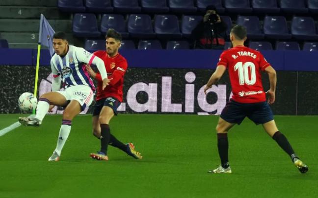 Marcos André controla el balón ante la presencia de Nacho Vidal.