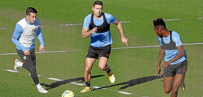 De Marcos corre ante Nico Willliams y Berenguer en el entrenamiento de Nochevieja. Foto: Borja Guerrero