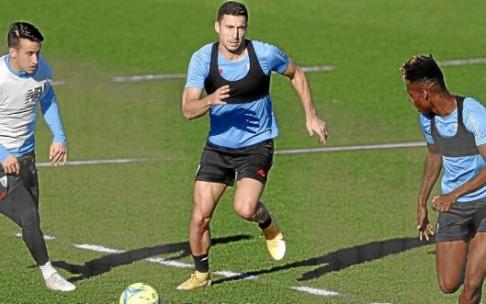 De Marcos corre ante Nico Willliams y Berenguer en el entrenamiento de Nochevieja. Foto: Borja Guerrero De Marcos corre ante Nico Willliams y Berenguer en el entrenamiento de Nochevieja. Foto: Borja Guerrero