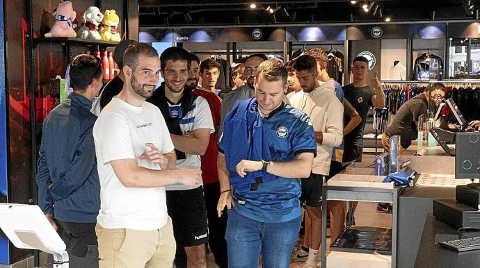 Yeray Martin, en la imagen consultando la hora, fue uno de los primeros en conseguir entrada para el choque contra el Levante. Foto: Alex Larretxi