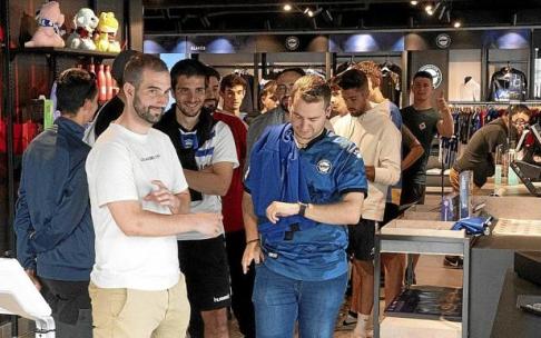 Yeray Martin, en la imagen consultando la hora, fue uno de los primeros en conseguir entrada para el choque contra el Levante. Foto: Alex Larretxi