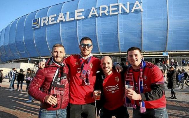 Foto de recuerdo con el Reale Arena de fondo.