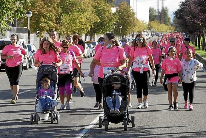 Miles de camisetas rosas se vieron en Salburua ayer. Foto: Josu Chavarri