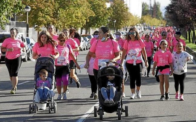 Miles de camisetas rosas se vieron en Salburua ayer. Foto: Josu Chavarri