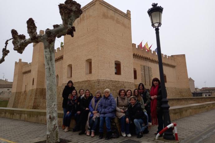 Las integrantes de la nueva junta de la Asociación de Mujeres Marecilla, de Marcilla, posan junto al Castillo.