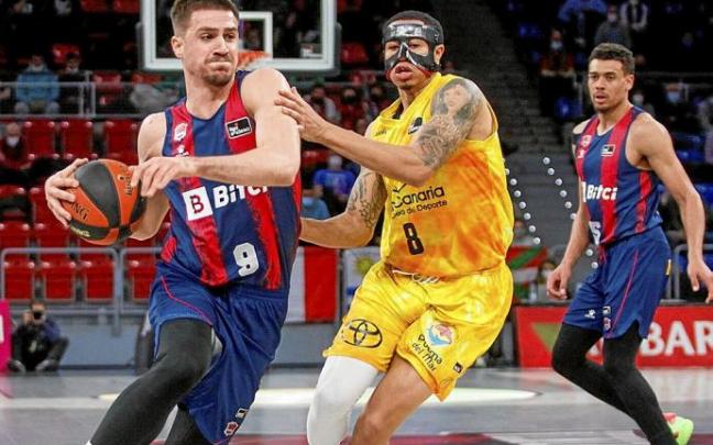 Marinkovic penetra a canasta ante la oposición de Slaughter. Foto: Jorge Muñoz