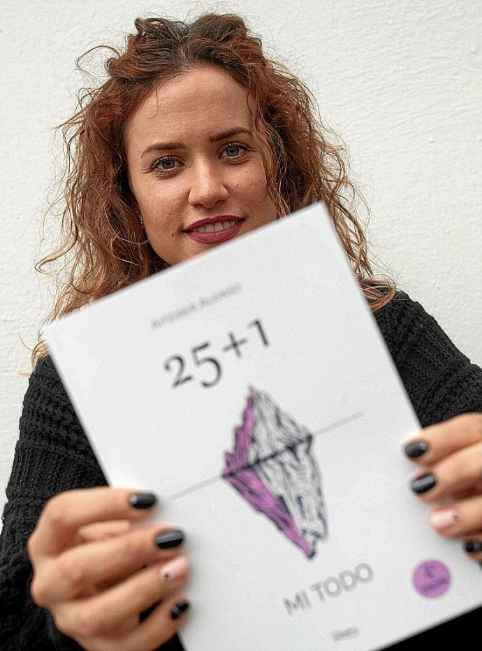 La autora junto a un ejemplar de su libro ‘25+1’. Foto: Josu Chavarri