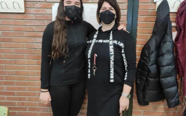 María Nevot posa con su tutora Estíbaliz Clemente
